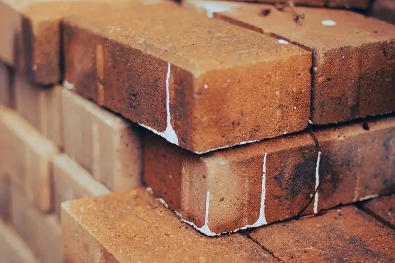 Angle de mur en briques pleines, joints de mortier bien visibles