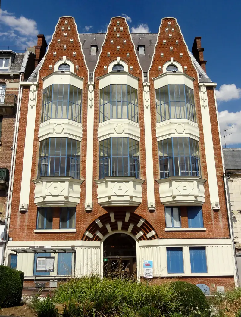 Le conservatoire de la rue d’Isle : trois pignons pointus, brique rouge et bow-windows