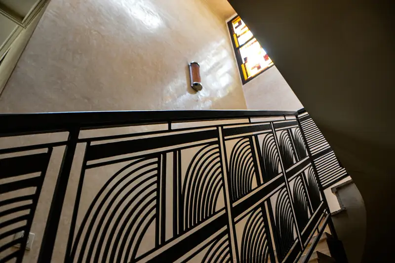 Cage d’escalier à rampe géométrique noire en éventail, esprit années 1920