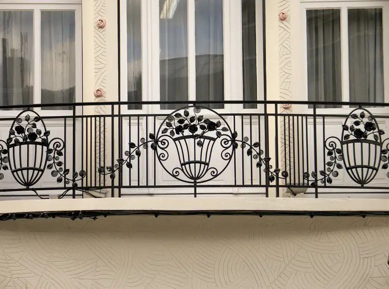 Garde-corps de balcon en fer forgé à motifs de corbeilles, façade du centre de Saint-Quentin