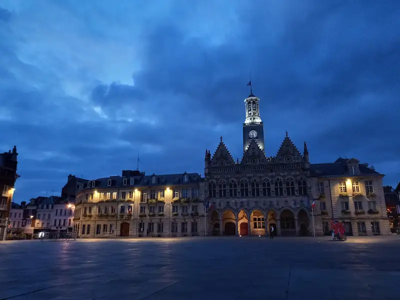 L’hôtel de ville de Saint-Quentin à la tombée du jour, façade gothique éclairée et campanile