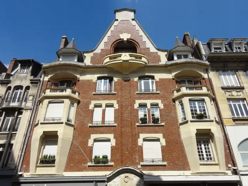 Immeuble de la rue de la Sellerie : brique, encadrements clairs et lucarnes sculptées