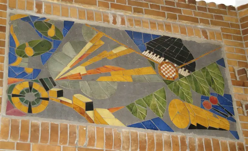 Panneau de mosaïque géométrique et colorée de la poste de Saint-Quentin