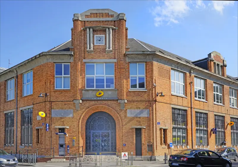 La poste de Saint-Quentin, grande façade de brique à pignon et horloge